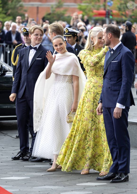 Le prince Sverre Magnus, Marius Borg Høiby, La princesse Ingrid Alexandra de Norvège, la princesse Mette Marit et le prince Haakon - La princesse Ingrid Alexandra de Norvège fête ses 18 ans lors d'un dîner de gala offert par le gouvernement à la bibliothèque nationale de Oslo le 16 juin 2022. (Dana Press / Bestimage).