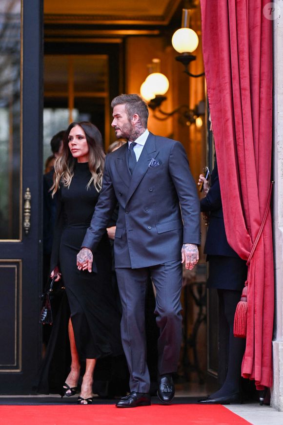 Victoria Beckham et son mari David Beckham - Victoria Beckham, accompagnée de sa famille, à la sortie de l'Hôtel La Réserve pour se rendre au ministère de la Culture pour être élevée au rang de Chevalier des Arts et des Lettres à Paris, France, le 26 janvier 2026. © Yehiel Chekroune/Bestimage