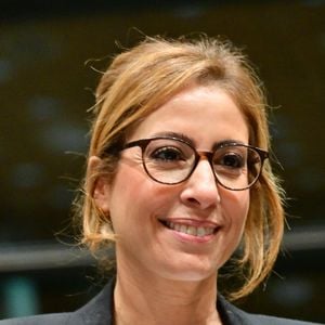 Elle y séjourne avec son compagnon Raphaël Glucksmann et leur famille, dans une maison offrant une vue sur la Méditerranée.

Audition de Léa Salamé par la commission d'enquête "Audiovisuel public" à l'Assemblée Nationale à Paris le 2 février 2026.

© Christian Liewig / Bestimage