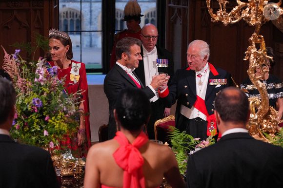 Plus tôt dans la journée, elle avait d'ailleurs accueilli le président de la République et la Première dame à leur descente de l'avion avec le prince William

Le roi Charles III et la princesse de Galles Kate Middleton aux côtés d'Emmanuel Macron lors du Banquet d'État organisé en l'honneur du Président français à Londres le mardi 8 juillet 2025. Photo credit should read: Yui Mok/PA Wire