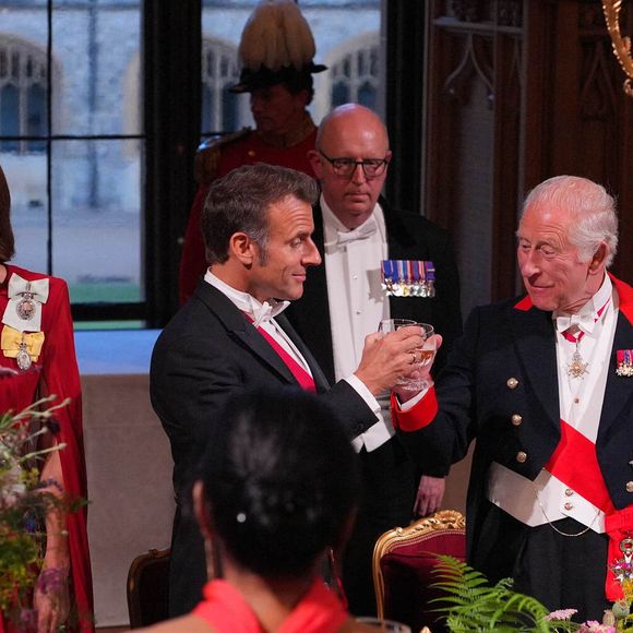 Plus tôt dans la journée, elle avait d'ailleurs accueilli le président de la République et la Première dame à leur descente de l'avion avec le prince William

Le roi Charles III et la princesse de Galles Kate Middleton aux côtés d'Emmanuel Macron lors du Banquet d'État organisé en l'honneur du Président français à Londres le mardi 8 juillet 2025. Photo credit should read: Yui Mok/PA Wire