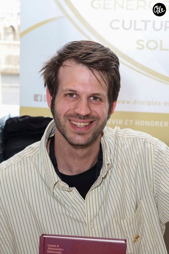 Une façon pour lui de parler de cette transmission qui passe d’une génération à l’autre, notamment autour de la cuisine.

Alessandro Belmondo - 30ème Journées Nationales du Livre et du Vin à Saumur le 11 avril 2026. © Jack Tribeca / Bestimage