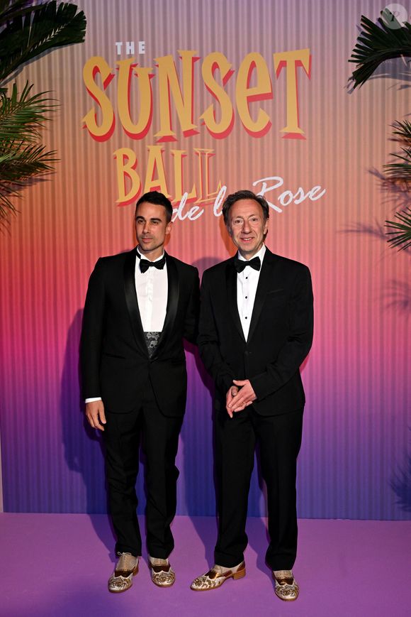 Yori Bailleres et son compagnon Stéphane Bern durant la 69ème édition du Bal de la Rose dans la Salle des Étoiles du Sporting Monte-Carlo à Monaco, le 29 mars 2025.
 © Bruno Bebert / Pool Monaco / Bestimage