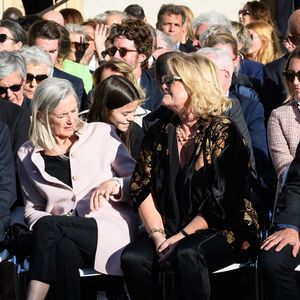 Le médecin et animatrice télé a affronté cette perte aux côtés de son frère, lui aussi connu, l'écrivain Emmanuel Carrère d'Encausse. 

Louis Edouard Carrère, Nathalie Carrère, Marina Carrère d'Encausse et Emmanuel Carrère, - Hommage national à Hélène Carrère d'Encausse aux Invalides à Paris le 3 octobre 2023.

© Eric Tschaen / Pool / Bestimage