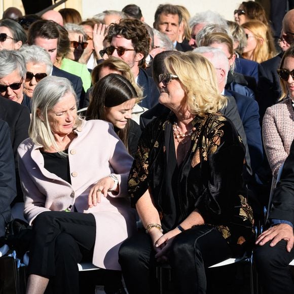 Le médecin et animatrice télé a affronté cette perte aux côtés de son frère, lui aussi connu, l'écrivain Emmanuel Carrère d'Encausse. 

Louis Edouard Carrère, Nathalie Carrère, Marina Carrère d'Encausse et Emmanuel Carrère, - Hommage national à Hélène Carrère d'Encausse aux Invalides à Paris le 3 octobre 2023.

© Eric Tschaen / Pool / Bestimage