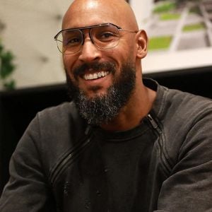 Depuis trois ans maintenant, Nicolas Anelka s'investit différemment sur la scène sportive avec un projet qui lui tient particulièrement à cœur. 

Nicolas Anelka (41 ans) devient le directeur sportif du FC Hyères, club de National 2 désormais présidé par Mourad Boudjellal.
Rencontre à l'hôtel Mercure de Hyères.