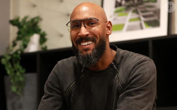 Depuis trois ans maintenant, Nicolas Anelka s'investit différemment sur la scène sportive avec un projet qui lui tient particulièrement à cœur. 

Nicolas Anelka (41 ans) devient le directeur sportif du FC Hyères, club de National 2 désormais présidé par Mourad Boudjellal.
Rencontre à l'hôtel Mercure de Hyères.