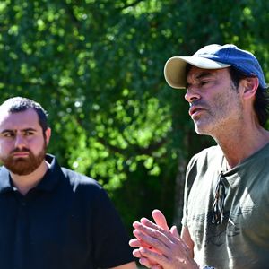 Exclusif - Un an jour pour jour après le décès d'Alain Delon, son fils Anthony (avec Loubo, le berger belge de son père) lui a rendu hommage au domaine familial de Douchy dans le Loiret, France, le 18 août 2025.. © Christian Liewig/Bestimage