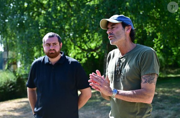 Exclusif - Un an jour pour jour après le décès d'Alain Delon, son fils Anthony (avec Loubo, le berger belge de son père) lui a rendu hommage au domaine familial de Douchy dans le Loiret, France, le 18 août 2025.. © Christian Liewig/Bestimage