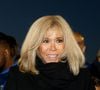 Brigitte Macron séduit à travers le monde, et fait rayonner notre pays.
Brigitte Macron, présidente de la Fondation Hôpitaux de Paris-Hôpitaux de France, reçoit un chèque de 50000 euros à l'issue du match de football caritatif entre le Variétés club de France et les soignants de l'hôpital Poissy Saint Germain au stade Léo Lagrange à Poissy le 14 octobre 2021.
Le président de la République était aligné au poste de milieu défensif avec un maillot floqué du numéro 3 pour la rencontre.
© Dominique Jacovides / Bestimage