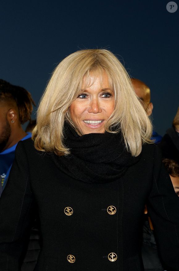 Brigitte Macron séduit à travers le monde, et fait rayonner notre pays. 

Brigitte Macron, présidente de la Fondation Hôpitaux de Paris-Hôpitaux de France, reçoit un chèque de 50000 euros à l'issue du match de football caritatif entre le Variétés club de France et les soignants de l'hôpital Poissy Saint Germain au stade Léo Lagrange à Poissy le 14 octobre 2021.
Le président de la République était  aligné au poste de milieu défensif avec un maillot floqué du numéro 3 pour la rencontre. 


© Dominique Jacovides / Bestimage