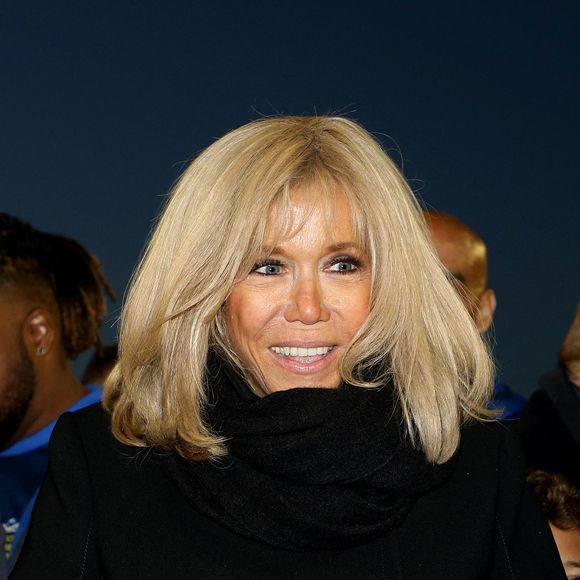 Brigitte Macron séduit à travers le monde, et fait rayonner notre pays. 

Brigitte Macron, présidente de la Fondation Hôpitaux de Paris-Hôpitaux de France, reçoit un chèque de 50000 euros à l'issue du match de football caritatif entre le Variétés club de France et les soignants de l'hôpital Poissy Saint Germain au stade Léo Lagrange à Poissy le 14 octobre 2021.
Le président de la République était  aligné au poste de milieu défensif avec un maillot floqué du numéro 3 pour la rencontre. 


© Dominique Jacovides / Bestimage