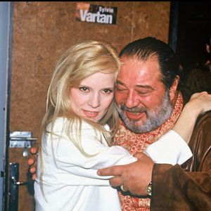 Malgré la disparition de Carlos en 2008, Sylvie continue de lui rendre hommage et évoque souvent sa sensibilité cachée derrière son humour. 

Archives - Sylvie Vartan dans sa loge du Palais des Sports à Paris le soir de sa première en 1991, avec le chanteur Carlos. AGENCE / BESTIMAGE