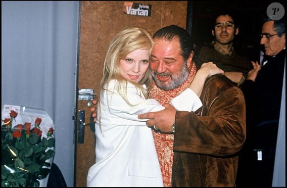 Malgré la disparition de Carlos en 2008, Sylvie continue de lui rendre hommage et évoque souvent sa sensibilité cachée derrière son humour. 

Archives - Sylvie Vartan dans sa loge du Palais des Sports à Paris le soir de sa première en 1991, avec le chanteur Carlos. AGENCE / BESTIMAGE