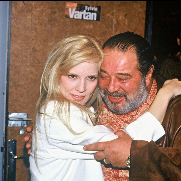 Malgré la disparition de Carlos en 2008, Sylvie continue de lui rendre hommage et évoque souvent sa sensibilité cachée derrière son humour. 

Archives - Sylvie Vartan dans sa loge du Palais des Sports à Paris le soir de sa première en 1991, avec le chanteur Carlos. AGENCE / BESTIMAGE