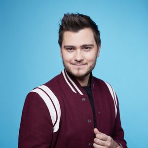 Le ventriloque remercie aussi son père de lui avoir permis d'accéder à ce métier.

 Jeff Panacloc - Studio - Enregistrement de l'émission "Duos Mystères" à la Seine Musicale à Paris, diffusée le 20 août sur TF1
© Gaffiot-Moreau / Bestimage
Pour la première fois à la télévision, les plus grandes stars acceptent de monter sur scène pour chanter un duo…sans savoir avec qui elles vont le partager !
Bienvenue dans un cache-cache musical inédit où les artistes et le public iront de surprises en surprises !
Après le succès de la première émission, « DUOS MYSTERES » est de retour sur TF1 le 20 août à 21h05 pour de nouveaux duos étonnants et exceptionnels.

Pour chaque duo, les 2 artistes répètent seuls de leur côté, arrivent sur scène sans se croiser et prennent place de part et d’autre d’un mur écran. Ils commencent à chanter alors qu’ils ne savent toujours pas qui est avec eux sur scène ! Leurs voix vont se mêler avant même que les 2 personnalités ne se soient vues ! Sauront-elles se reconnaître ? Comment réagiront-elles quand le mur se lèvera enfin ?

Dans « DUOS MYSTERES » tout commence par un jeu avant de basculer dans l’émotion … Car, bien sûr, tous ces duos mystères ne sont pas associés par hasard ! Les artistes qui partageront la scène sont tous unis par une histoire forte ! Nous allons vous raconter ces histoires, ces parcours de vie, ces liens d’amitié, d’amour ou d’admiration…

Le téléspectateur assistera aux premières loges à ce duo unique : il est le témoin privilégié d’une rencontre artistique aussi excitante qu’inattendue. Mais surtout, il pourra lui aussi jouer : pour la plupart des duos, on ne lui dévoilera qu’une seule des deux célébrités et il devra reconnaître à sa voix uniquement l’artiste mystère ! Et, avant de découvrir la voix de la première célébrité, des indices seront donnés au téléspectateur pour l’aider dans sa recherche.

Tendez bien votre oreille !
Saurez-vous deviner avec qui chacune des personnalités partagera l’affiche ?
Quelle sera l’émotion des artistes lorsqu’ils se découvriront enfin ?