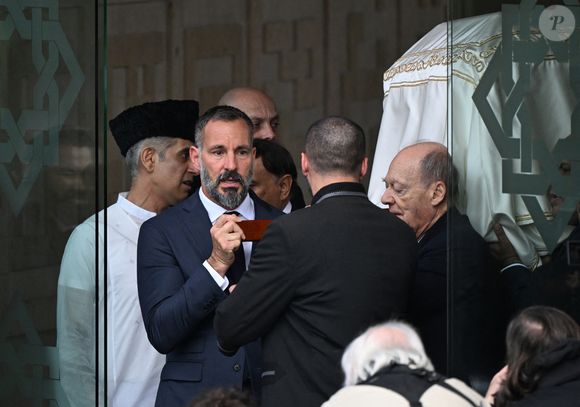 Son fils et successeur, le prince Rahim Al-Hussaini, a mené la procession funéraire, accompagné de ses deux jeunes fils, les princes Irfan et Sinan...

Prince Rahim Aga Khan V - Funérailles de l'Aga Khan à Lisbonne le 8 février 2025. Son Altesse le Prince Karim Al-Hussaini, Aga Khan IV, 49ème Imam héréditaire des musulmans chiites ismaéliens, est décédé paisiblement à Lisbonne le 4 février 2025, à l'âge de 88 ans. Photo de Bestimage
