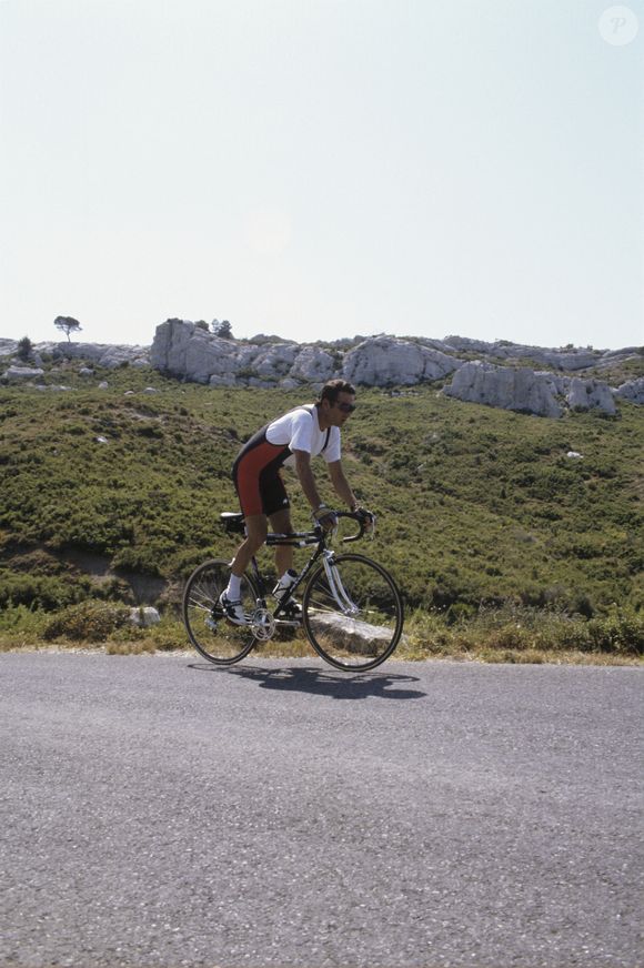 Août 1993 En France, Michel Drucker, faisant différentes activités, pratiquant le, cyclisme, sur un vélo, en tenue de cycliste. © Michel Marizy via Bestimage
