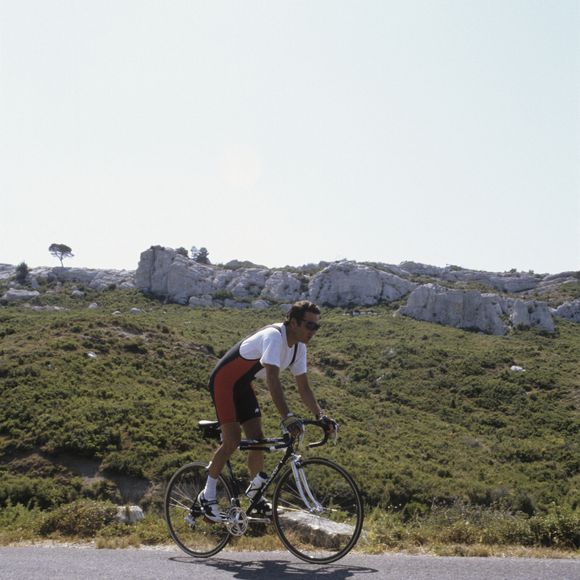 Août 1993 En France, Michel Drucker, faisant différentes activités, pratiquant le, cyclisme, sur un vélo, en tenue de cycliste. © Michel Marizy via Bestimage