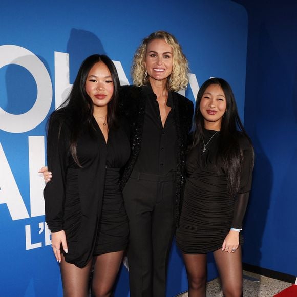 Laeticia Hallyday et ses filles Joy et Jade - Photocall du vernissage de l'exposition "Johnny Hallyday, l'exposition" au Palais des Expositions à Paris. Le 21 décembre 2023
© Dominique Jacovides / Bestimage