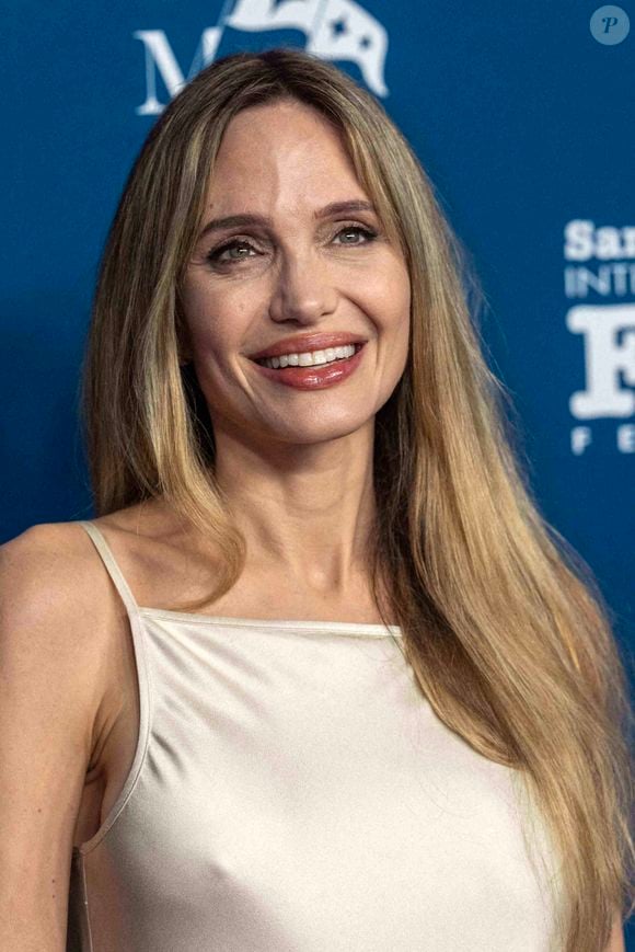 Le 5 février 2025, Santa Barbara, Ca, Californie, USA : Angelina Jolie arrive sur le tapis rouge du 2025 Santa Barbara International Film Festival devant l'historique Arlington Theater pour recevoir son Modern Master Award mercredi soir à Santa Barbara. Photo de Daniel A. Anderson/ZUMA Press Wire/ABACAPRESS.COM