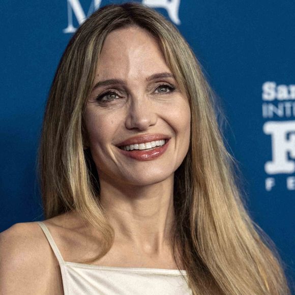 Le 5 février 2025, Santa Barbara, Ca, Californie, USA : Angelina Jolie arrive sur le tapis rouge du 2025 Santa Barbara International Film Festival devant l'historique Arlington Theater pour recevoir son Modern Master Award mercredi soir à Santa Barbara. Photo de Daniel A. Anderson/ZUMA Press Wire/ABACAPRESS.COM
