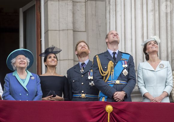 La reine Elisabeth II d'Angleterre, Meghan Markle, duchesse de Sussex (habillée en Dior Haute Couture par Maria Grazia Chiuri), le prince Harry, duc de Sussex, le prince William, duc de Cambridge, Kate Catherine Middleton, duchesse de Cambridge - La famille royale d'Angleterre lors de la parade aérienne de la RAF pour le centième anniversaire au palais de Buckingham à Londres. Le 10 juillet 2018 ©EXPRESS SYNDICATION / BESTIMAGE