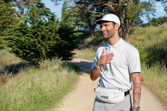 Le chanteur-auteur-compositeur Ycare a démarré ce matin une aventure hors du commun : une marche en Vendée à raison de 25 à 30km par jour, du lundi 25 mai au lundi 17 juin.
Avec chaque soir un Concert en guitare-voix dans un endroit insolite.  

© Noël Carrier/Bestimage
