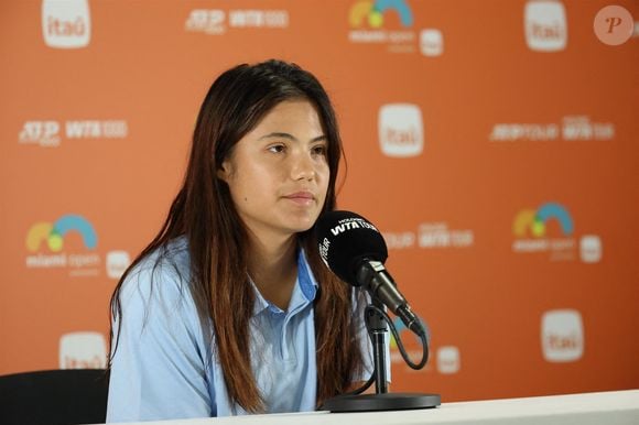 "Nous sommes juste de bons amis", a confié la jeune femme, amusée de parler de Carlos Alcaraz.

Emma Raducanu - Miami Gardens, FL  - Miami Open 2025 - Day 9 - Miami Open at Hard Rock Stadium. © Backgrid USA / Bestimage