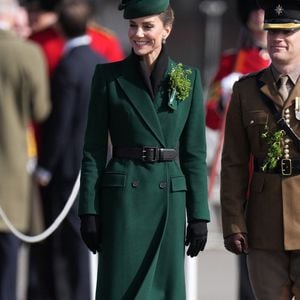Elle a remis des bouquets de trèfles et pris soin de Seamus, la mascotte du régiment.

Kate Middleton assiste au défilé de la Saint-Patrick des Irish Guards à la caserne de Mons, Aldershot.
Julien Burton / Bestimage