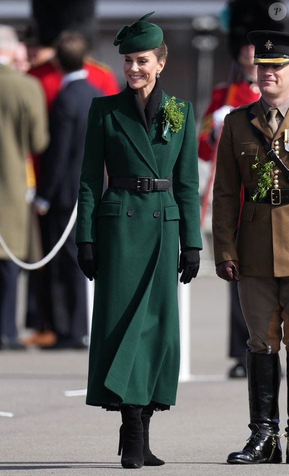 Elle a remis des bouquets de trèfles et pris soin de Seamus, la mascotte du régiment.

Kate Middleton assiste au défilé de la Saint-Patrick des Irish Guards à la caserne de Mons, Aldershot.
Julien Burton / Bestimage