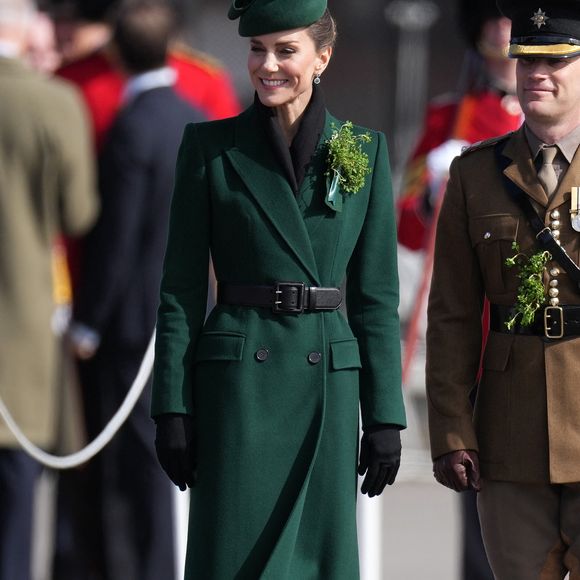 Elle a remis des bouquets de trèfles et pris soin de Seamus, la mascotte du régiment.

Kate Middleton assiste au défilé de la Saint-Patrick des Irish Guards à la caserne de Mons, Aldershot.
Julien Burton / Bestimage