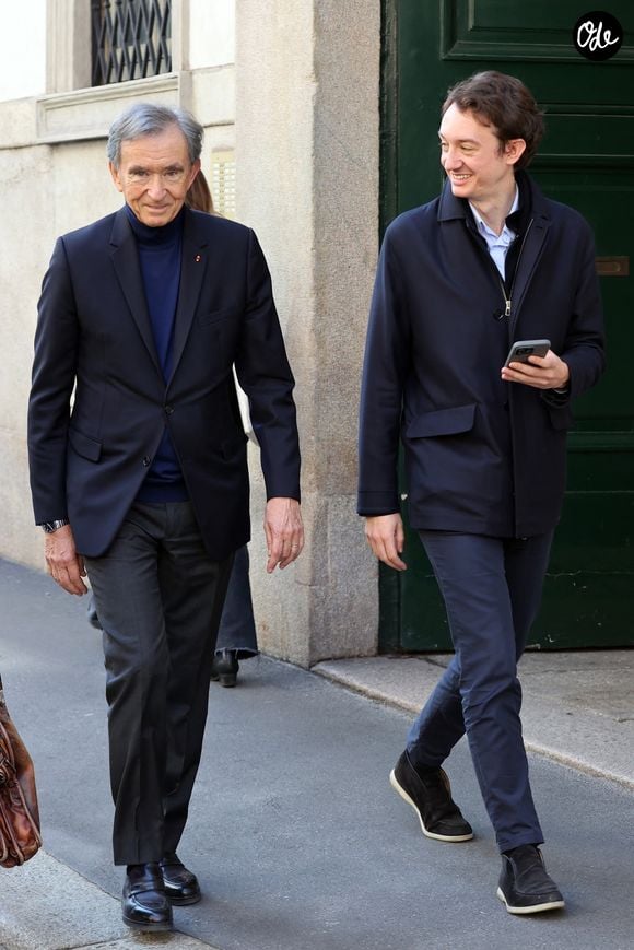 MILAN, ITALIE  Le milliardaire Bernard Arnault profite d'une balade à Milan en compagnie de son fils Frédéric Arnault — qui continue d'alimenter les rumeurs d'une idylle avec Lisa, du groupe BLACKPINK. Backgrid UK/ Bestimage