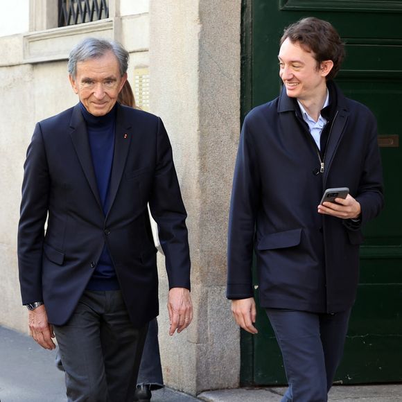 MILAN, ITALIE  Le milliardaire Bernard Arnault profite d'une balade à Milan en compagnie de son fils Frédéric Arnault — qui continue d'alimenter les rumeurs d'une idylle avec Lisa, du groupe BLACKPINK. Backgrid UK/ Bestimage