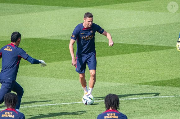 En ce mois de juin, Julian Draxler, l'ex-visage phare du PSG qui évolue désormais au Qatar s'est uni à l’amour de sa vie, Sethanie Taing, la mère de son fils

Julian Draxler (Paris SG) - Entraînement des joueurs du Paris Saint-Germain à Poissy le 20 juillet 2023.