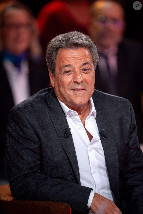 Exclusif - Chico Bouchikhi lors de l'enregistrement de l'émission "Famille je vous aime" présentée par Michel Drucker et qui sera diffusée le vendredi 29 mai sur France 3, à Paris, France, le 4 décembre 2025. © Gaffiot-Perusseau/Bestimage