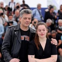 Benjamin Biolay est le papa de 2 filles (Anna et Louise) qui ont une grande différence d'âge : "Malgré ces années d'écart, elles partagent..."