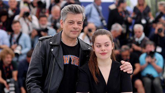 Benjamin Biolay est le papa de 2 filles (Anna et Louise) qui ont une grande différence d'âge : "Malgré ces années d'écart, elles partagent..."