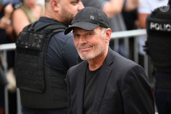 “J’avais une tête de con donc j’ai fait des implants et je suis très très douillet”, a-t-il ajouté, expliquant ainsi avoir opté pour une anesthésie générale. 

Laurent Baffie assiste aux funérailles de Thierry Ardisson à l'église Saint Roch à Paris, France, le 17 juillet 2025. Thierry Ardisson, journaliste, animateur et producteur français connu sous le nom de " l'homme en noir ", est décédé à l'âge de 76 ans des suites d'un cancer le 14 juillet. Photo by Eliot Blondet/ABACAPRESS.COM