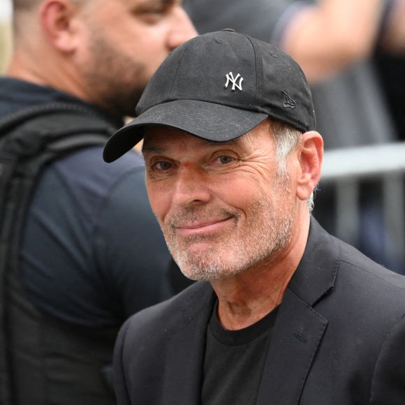 “J’avais une tête de con donc j’ai fait des implants et je suis très très douillet”, a-t-il ajouté, expliquant ainsi avoir opté pour une anesthésie générale. 

Laurent Baffie assiste aux funérailles de Thierry Ardisson à l'église Saint Roch à Paris, France, le 17 juillet 2025. Thierry Ardisson, journaliste, animateur et producteur français connu sous le nom de " l'homme en noir ", est décédé à l'âge de 76 ans des suites d'un cancer le 14 juillet. Photo by Eliot Blondet/ABACAPRESS.COM