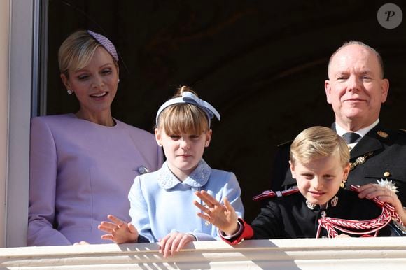 Pour l'occasion, le palais princier a dévoilé un réel Instagram
Le prince Albert II de Monaco, la princesse Charlene, le prince héréditaire Jacques et la princesse Gabriella - La famille princière de Monaco au balcon du palais, à l'occasion de la Fête Nationale de Monaco, le 19 novembre 2024. 

© Claudia Albuquerque / Bestimage