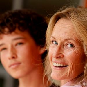 Estelle Lefébure et son fils Giulano Ramette au photocall du village lors des Internationaux de France de Tennis de Roland Garros 2026, à Paris, France, le 29 mai 2026. © Dominique Jacovides/Bestimage