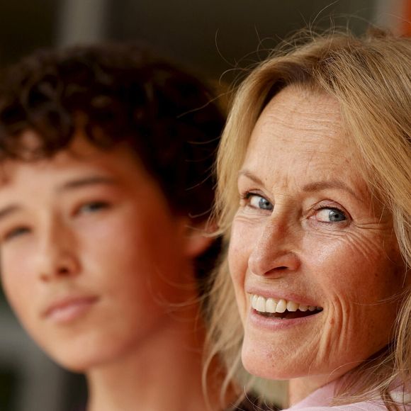 Estelle Lefébure et son fils Giulano Ramette au photocall du village lors des Internationaux de France de Tennis de Roland Garros 2026, à Paris, France, le 29 mai 2026. © Dominique Jacovides/Bestimage
