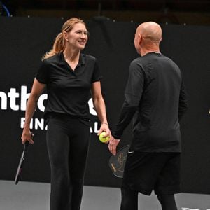 Hollywood, Floride  - Les légendes du tennis devenues rois du pickleball : Andre Agassi et Steffi Graf ont conquis les courts lors du Pickleball Slam 2, remportant une victoire palpitante face à leurs redoutables adversaires John McEnroe et Maria Sharapova.  2024 (Backgrid USA / Bestimage).