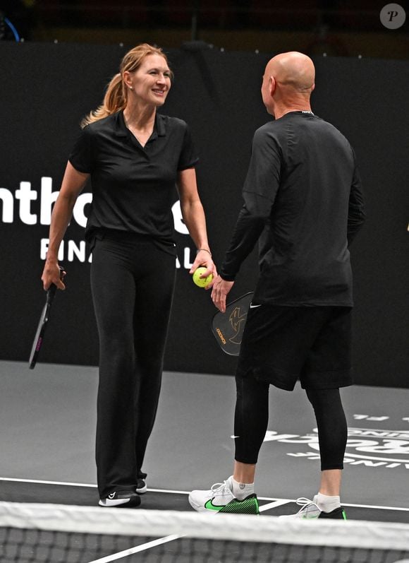 Hollywood, Floride  - Les légendes du tennis devenues rois du pickleball : Andre Agassi et Steffi Graf ont conquis les courts lors du Pickleball Slam 2, remportant une victoire palpitante face à leurs redoutables adversaires John McEnroe et Maria Sharapova.  2024 (Backgrid USA / Bestimage).