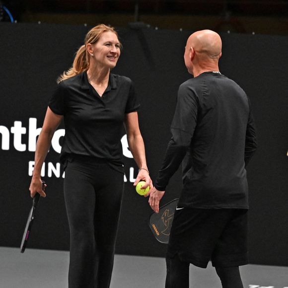 Hollywood, Floride  - Les légendes du tennis devenues rois du pickleball : Andre Agassi et Steffi Graf ont conquis les courts lors du Pickleball Slam 2, remportant une victoire palpitante face à leurs redoutables adversaires John McEnroe et Maria Sharapova.  2024 (Backgrid USA / Bestimage).