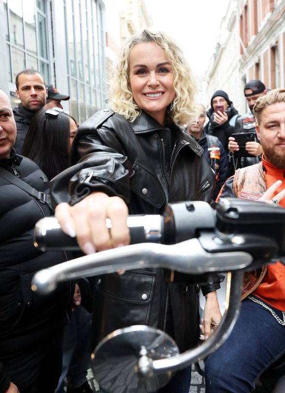 Laeticia Hallyday rencontre les bikers venus rendre hommage au chanteur lors de l'inauguration d'une plaque commémorative en hommage à Johnny Hallyday devant l'immeuble où le chanteur français a grandi dans le 9ème arrondissement de Paris, France, le 22 décembre 2023 © Dominique Jacovides/Bestimage