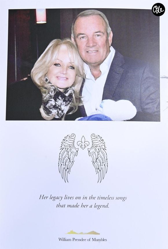 Catherine Zeta-Jones, originaire de la région, avait alors rendu hommage à l'artiste en écrivant : "Bonnie Tyler, notre reine, est rentrée à la maison."

Les funérailles de Bonnie Tyler à la cathédrale St Mary de Swansea, au Pays de Galles, le 17 août 2026, en présence de sa famille et de ses proches.

© Backgrid UK/ Bestimage