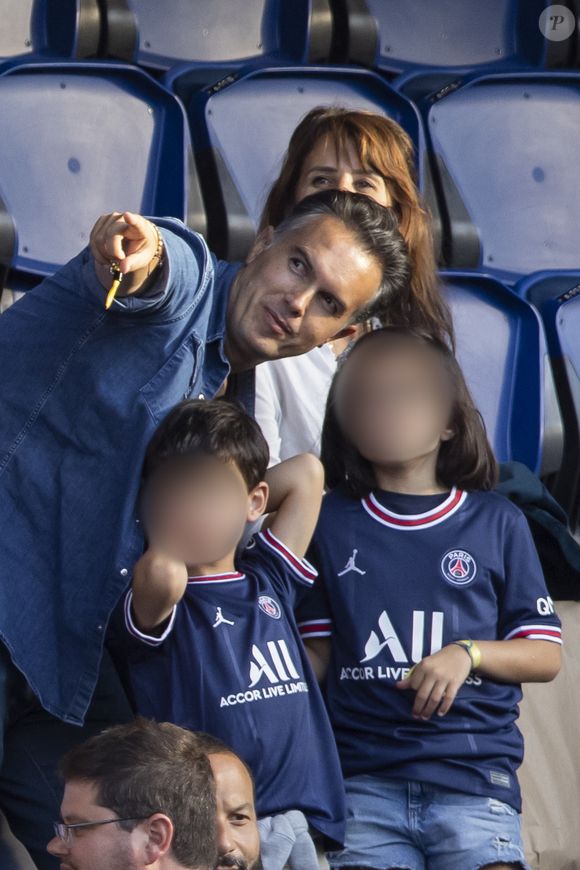 Une épreuve qui a profondément bouleversé l’écrivain, lequel a, dans les mois qui ont suivi, perdu plus de vingt kilos.

Faustine Bollaert, Maxime Chattam et leurs enfants Abbie et Peter sont en tribune lors de la rencontre de football Paris Saint Germain PSG contre Clermont (4-0) au Parc des Princes à Paris le 11 septembre 2021. © AGENCE / BESTIMAGE