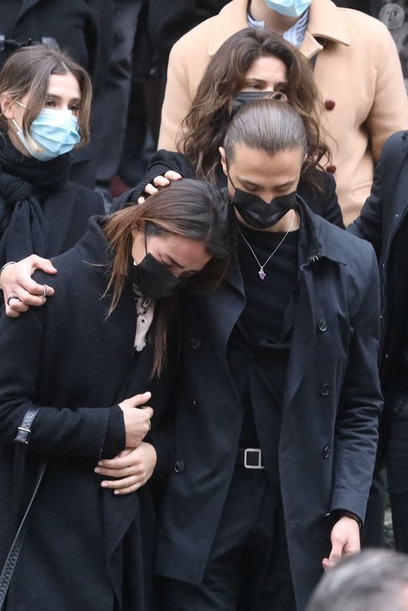 Jeanne et Louis, les enfants de Alexandre Brasseur, Juliette, l'ex femme de Alexandre - Sorties - Obsèques de l'acteur Claude Brasseur en l'église Saint-Roch à Paris le 29 décembre 2020. © Agence/Bestimage